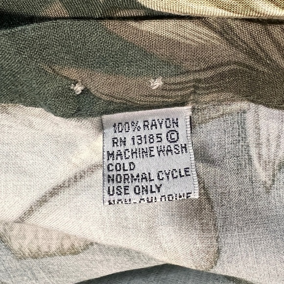 Vintage Pierre Cardin Men's Hawaiian Shirt Size Small - Picture 7 of 7